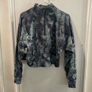 Excellent condition ladies lululemon qtr zip long sleeve top.